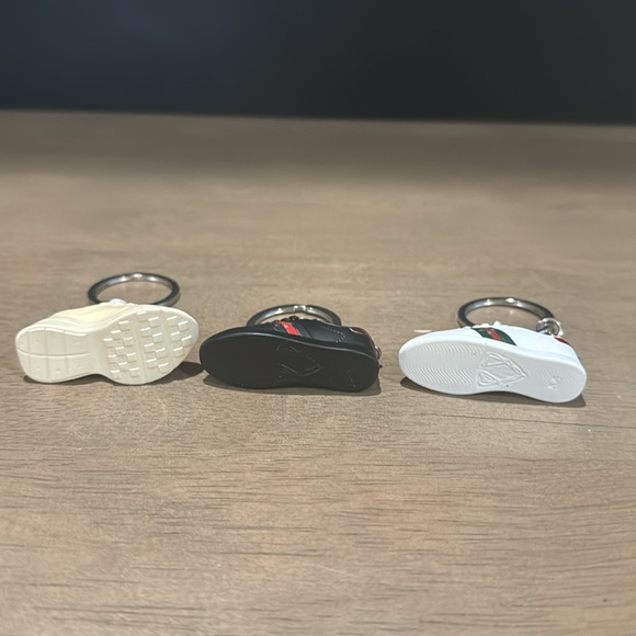 Choose 1 New Gucci signature sneaker keychain - Picture 6 of 6